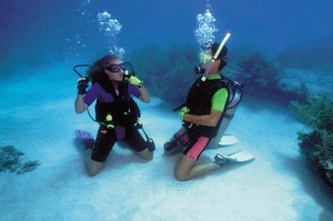 Kids as young as 10 years old can learn to be junior scuba divers, offering families the opportunity learn a new sport and gain a lifetime of diving fun, adventure and memories. Image courtesy of Hall's Diving Center. 